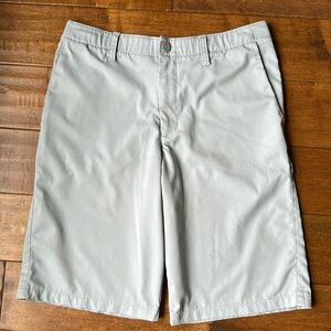 Under Armour boy’s golf shorts, light gray-size 18
